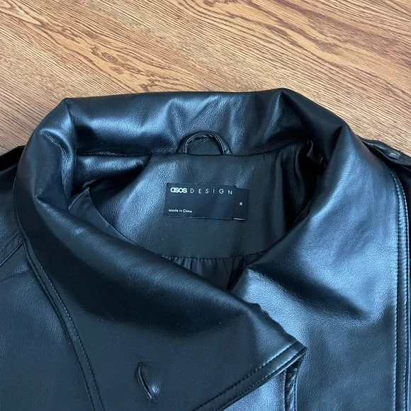 ASOS DESIGN funnel neck leather look short trench coat in black - Picture 4 of 5